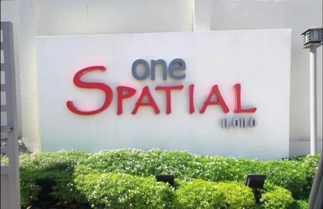 One Spatial Two Bedroom Condominium Unit With Pool And Gym Free Netflix And Wifi Iloilo City Exteriör bild