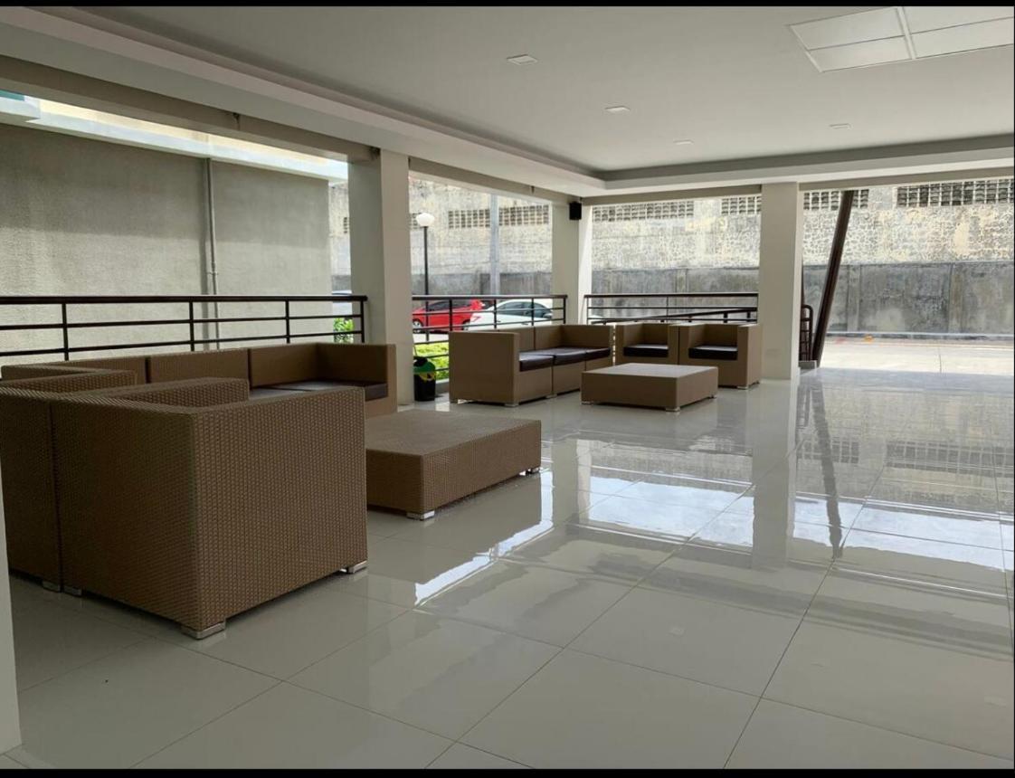 One Spatial Two Bedroom Condominium Unit With Pool And Gym Free Netflix And Wifi Iloilo City Exteriör bild