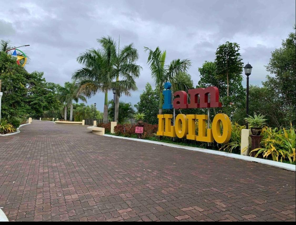 One Spatial Two Bedroom Condominium Unit With Pool And Gym Free Netflix And Wifi Iloilo City Exteriör bild